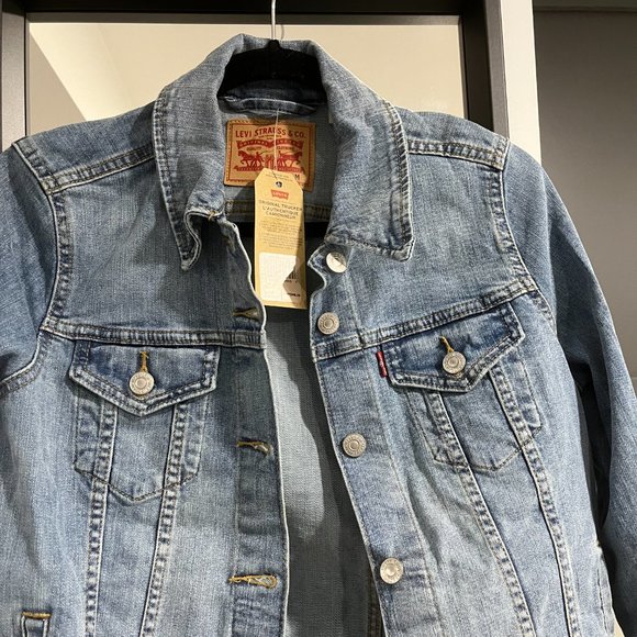 Women's Levi's Jean Jacket BRAND NEW - Picture 2 of 3